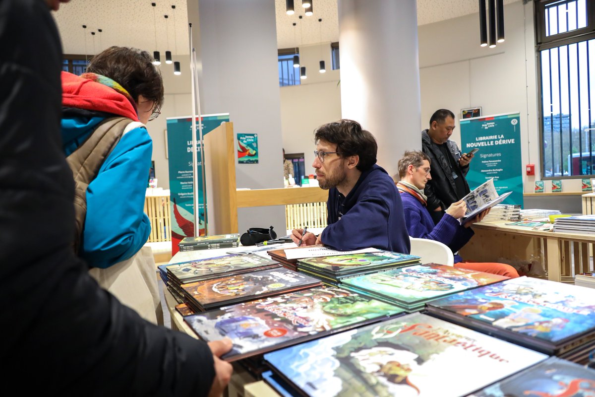 PDLGrenoble's tweet photo. Alors que le festival touche à sa fin, retour en image sur quelques auteurs et autrices en train de dédicacer. C'était samedi lors de l'inauguration du festival !
Photos de Auriane Poillet
#dédicace #festivallitteraire #PDLGrenoble2023 https://t.co/4l9aSNZwuf