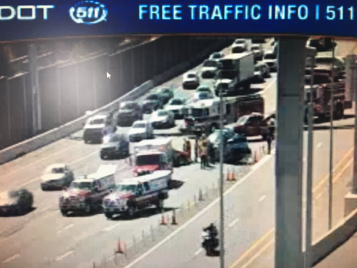 TrafficBooth's tweet photo. #FallsChurch Inner Loop before I-66, crash. Stay right to get by #vatraffic #dctraffic https://t.co/TFKI8dUPEy