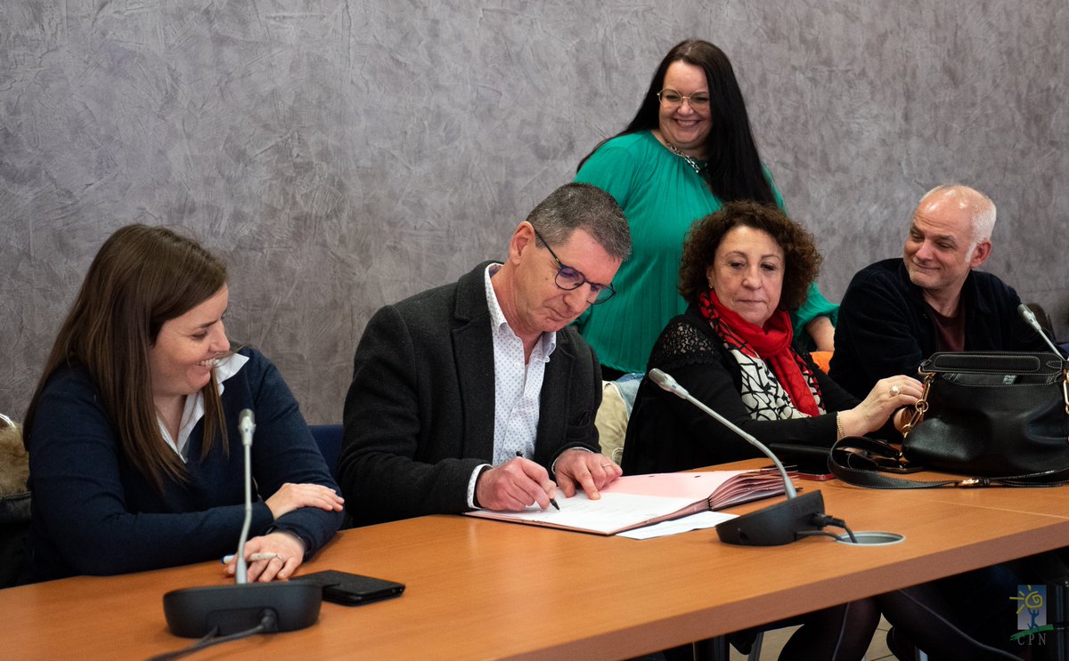 ars_grand_est's tweet photo. [SANTE MENTALE] 🖊️Nouvelle étape dans le déploiement du PTSM de Meurthe et Moselle avec la  signature d’un contrat territorial de #santémentale #CTSM lundi 3 avril par l’@ars_grand_est et les acteurs représentés par le Comité de pilotage #PTSM54
#ARS54
CP👉https://t.co/N0UakHu4dn https://t.co/oA52lS836X