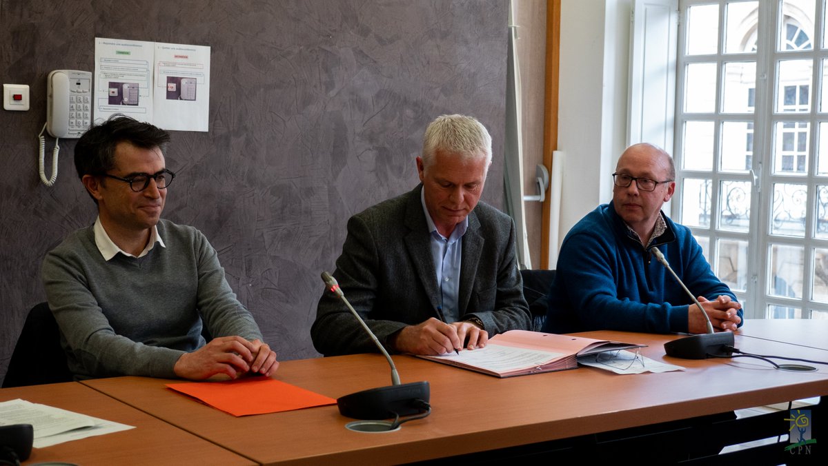 ars_grand_est's tweet photo. [SANTE MENTALE] 🖊️Nouvelle étape dans le déploiement du PTSM de Meurthe et Moselle avec la  signature d’un contrat territorial de #santémentale #CTSM lundi 3 avril par l’@ars_grand_est et les acteurs représentés par le Comité de pilotage #PTSM54
#ARS54
CP👉https://t.co/N0UakHu4dn https://t.co/oA52lS836X