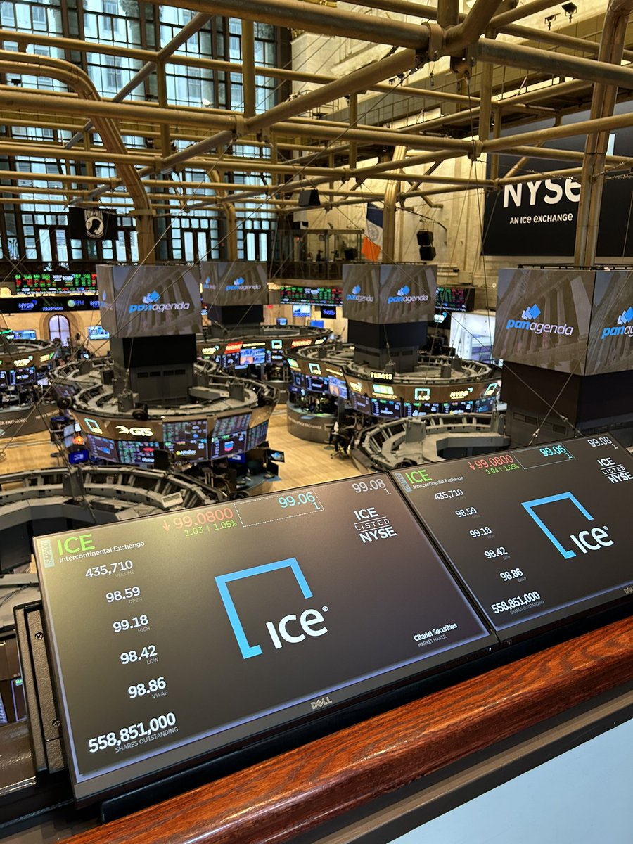 BenMenesi's tweet image. Last week, @carlbaumann &amp;amp; I had the honour of chatting w/ @FintechTvGlobal about the challenges created by #distributedwork at the iconic @NYSE trading floor. Truly humbling experience &amp;amp; testament to all of @panagenda’s hard work, read more: shorturl.at/gvI29