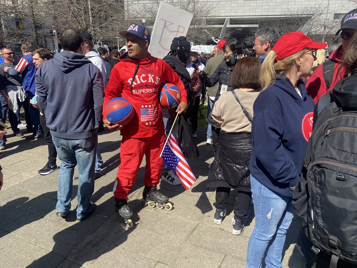 Hay mucho friqui por metro cuadrado en el Collect Pond Park, la plaza que está enfrente del juzgado ante el que comparece Trump. Los incidentes son mínimos de momento.