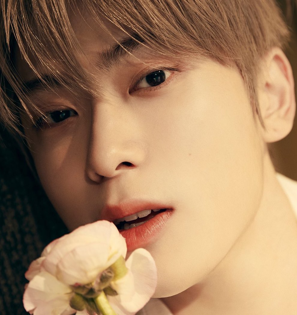 저 볼에 있는점
한번 의식하고나면 미친새키처럼이것만보인다
그러고 다시 얼굴 전체를 보면 느낌이 완전다름
ㅈㄴ 섬세하게 아름다움….
신이 만들다가 너무 커여워서 뽀뽀한듯