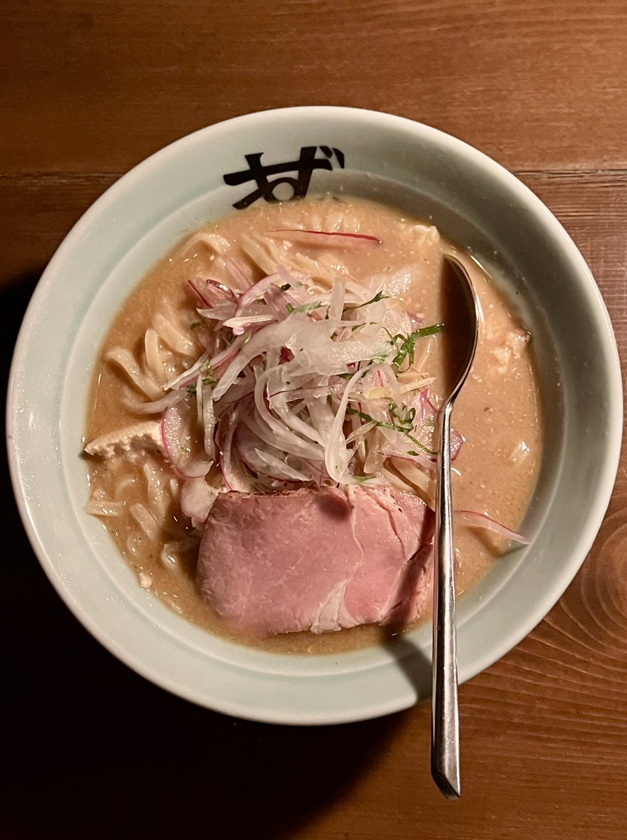 akihiro_ra_men's tweet photo. #BARWOLF
#他力本願
#1周年イベント
#鰺煮干しの冷や汁麺
#冷や汁
つい先日1周年のイベントを開催されていたBARWOLFさんで
らあめん鬼ぼしさんのの作る鰺煮干しの冷や汁麺を食べてきました🙋🏻♂️
やっぱり小野さんの作るラーメンは旨いわー😁
そして無事1周年を迎えたBARWOLFの前田さん、おめでとうございます㊗️
イベントに参加されていたお店の方や
関係者の方々お疲れ様でした😊
楽しいイベントをありがとうございました🙌