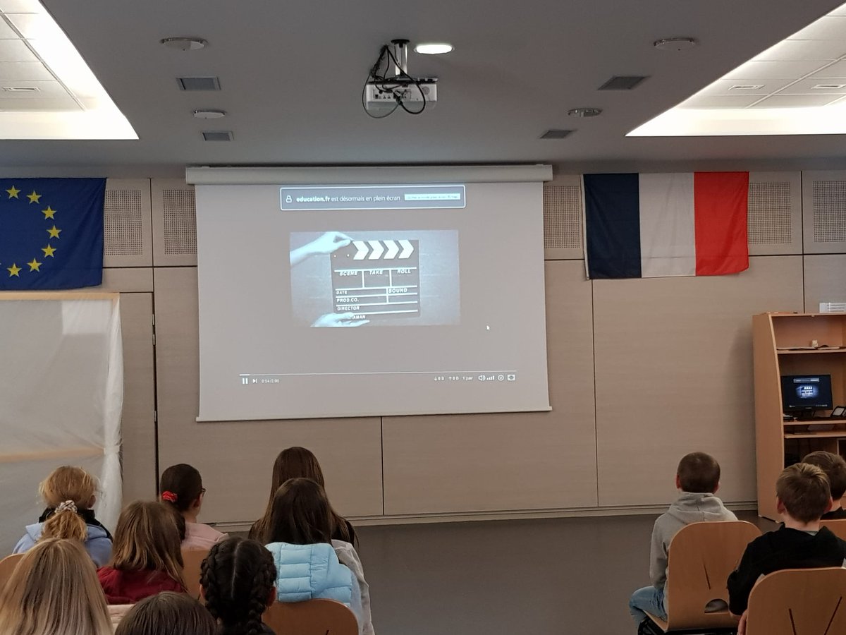 Aujourd'hui les élèves de l'atelier #théâtre de M Lesain Cayeux ont proposé aux élèves des 6° une représentation sur le thème du #Harcèlement <a href="/ac_normandie/">Académie de Normandie</a> <a href="/dsden76/">DSDEN76</a>