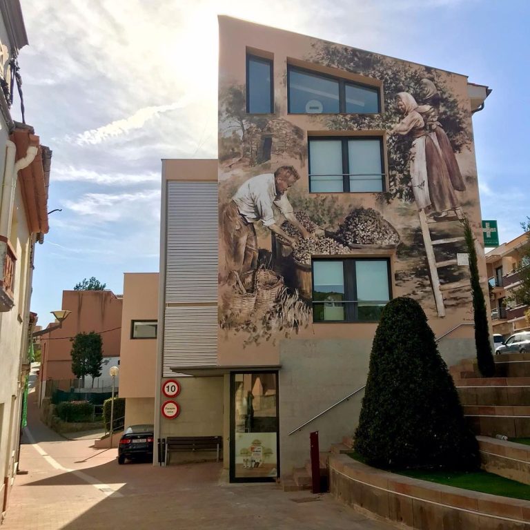 VeuAnoia's tweet image. 🖌️ #Castellolí estrena un mural de Núria Riba que representa els orígens del poble👉ow.ly/TFq750NzTGK

El mural homenatja les tradicions i costums de Castellolí i la figura d’Isidre Guixà Reichacs

#veuanoia #anoia #comarca