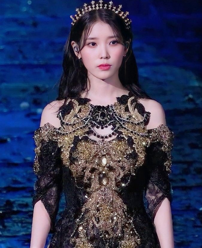 THE KING                    THE QUEEN