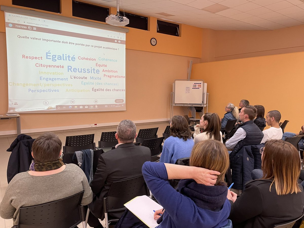 AnneCeCallejon's tweet photo. [projet académique] suite de la journée dans les #reseaux avec des ateliers de discussions #participatives. 
Le réseau de l’aire urbaine Sud à Valentigney se retrouve pour réfléchir. Les valeurs partagées se dessinent autour du projet académique. @acbesancon @NathalieAlber15 https://t.co/IAiCtsZFPD