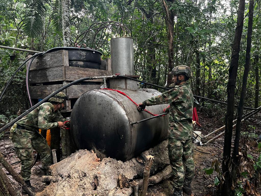 hbplay1's tweet photo. El Ejército Nacional desmantela laboratorio avaluado en más de 1000 millones de pesos
Se trata de un complejo para el procesamiento de clorhidrato de cocaína, el cual tenía una capacidad aproximada de producir 100 kilogramos del alcaloide diarios
#HbPlayInforma #Colombia https://t.co/SqxQozgO00