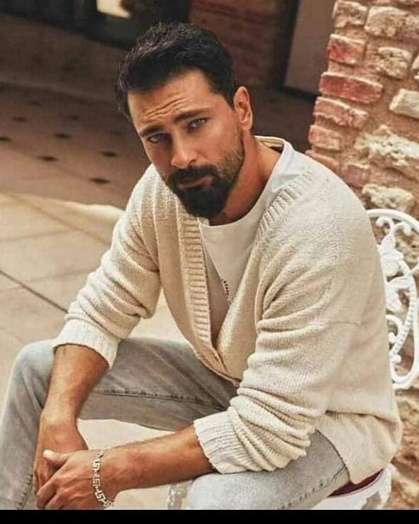 sue069's tweet photo. #Pecado4Abr Nuestra cita diaria con nuestro maromo #Alihan #OnurTuna #OjitosAzules π https://t.co/GMcfN4wviD