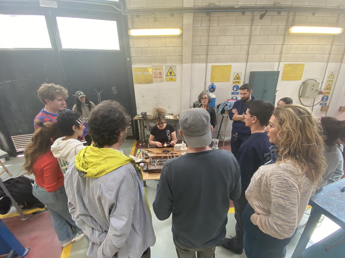 mmtoran's tweet photo. Mucha sinergia y aprendizaje, con una artesana comprometida y unos alumnos, técnicos y profesores que nos hemos dejado seducir por el soplado del vidrio. Gracias Sara Sorribes @VidrioSorribes por ese entusiasmo y conocimiento. Segundo taller ciclo Artesanía y Ciencia 2023 @UPV https://t.co/BG9XTPXe9I
