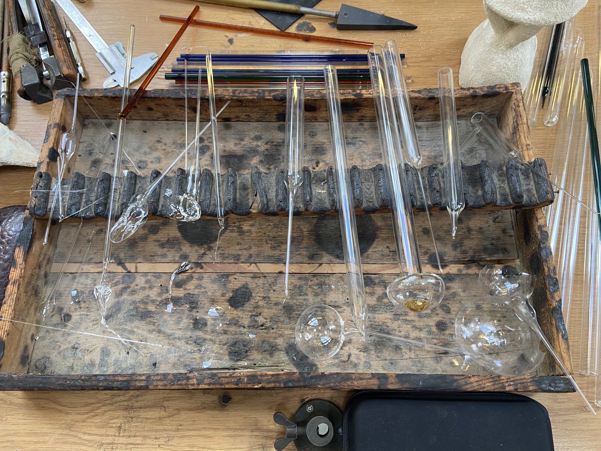 mmtoran's tweet photo. Mucha sinergia y aprendizaje, con una artesana comprometida y unos alumnos, técnicos y profesores que nos hemos dejado seducir por el soplado del vidrio. Gracias Sara Sorribes @VidrioSorribes por ese entusiasmo y conocimiento. Segundo taller ciclo Artesanía y Ciencia 2023 @UPV https://t.co/BG9XTPXe9I