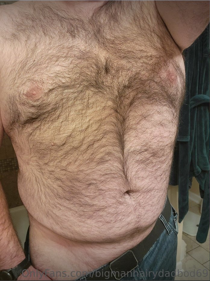 BigManDadBod's tweet photo. It's been awhile...been busy posting on OF. Who wants to come check out the rest of me? ;) 6'4"...that's just one measurement. ;)  https://t.co/nf6Qyqervb #OnlyFans #OnlyFansMan #DadBod #HairyChested #BearBod #OnlyFansFree https://t.co/aPiPqXyLUB