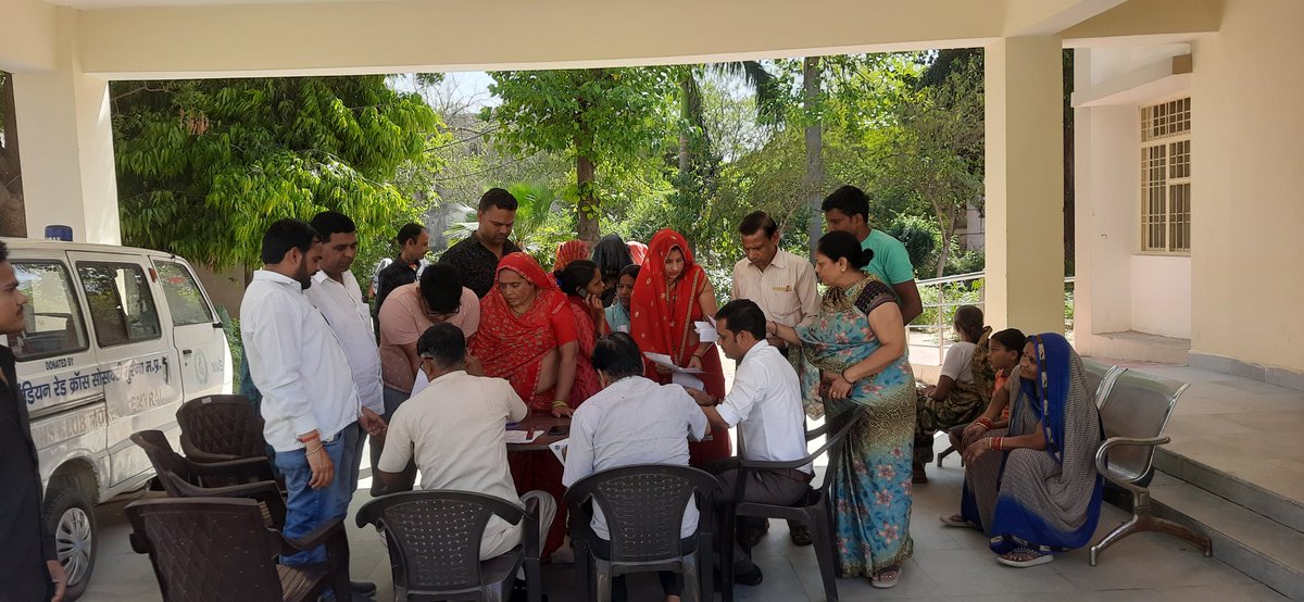 govindmorena's tweet photo. अपने वार्ड में बहनों के फॉर्म भरवाया यह प्रक्रिया पिछले कई दिनों से निरंतर जारी है
धन्यवाद माननीय मुख्यमंत्री श्री @ChouhanShivraj
 जी
#मुख्यमंत्री_लाड़ली_बहना_योजना 
#JansamparkMP  #BJP https://t.co/tEnV81vHBT