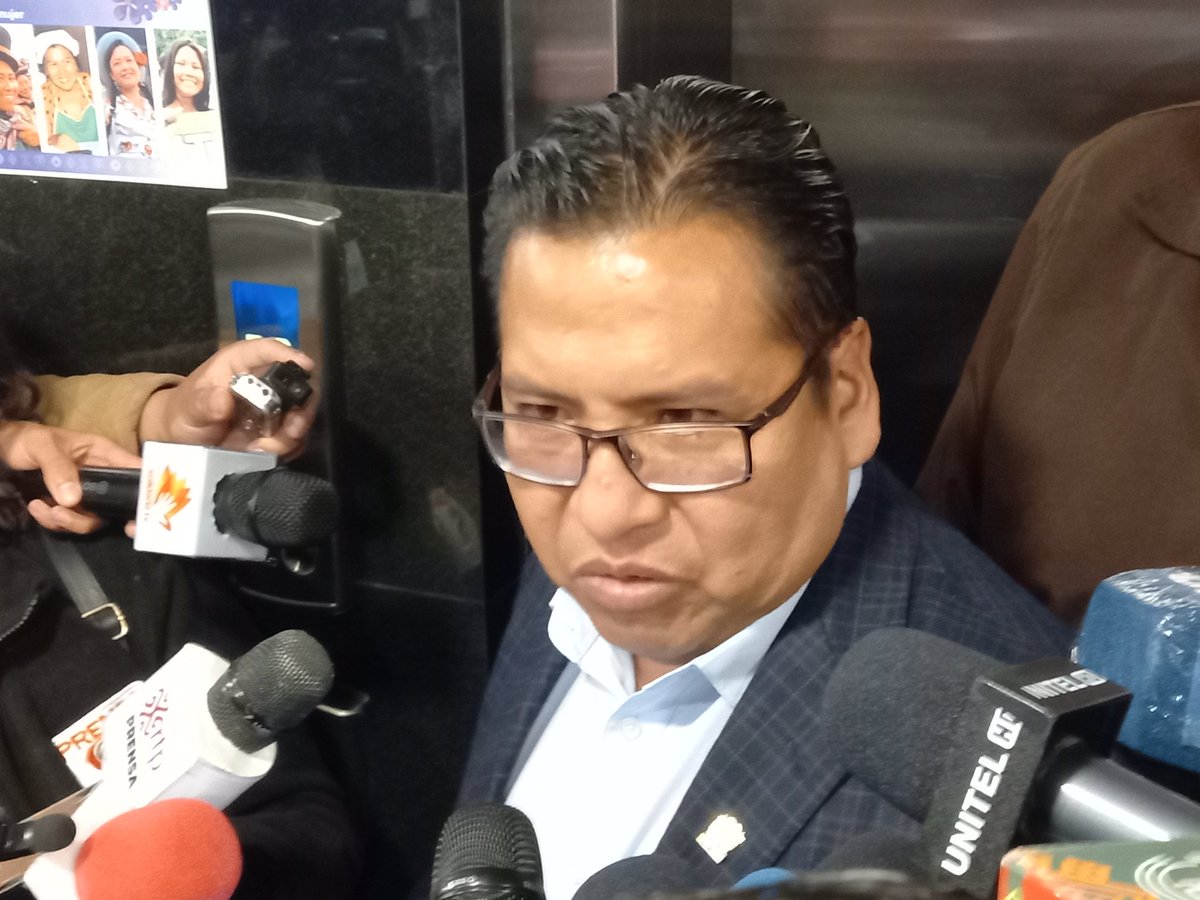 YoelNoticias's tweet photo. #deÚltimo 
#PSinFronteras 
La Comisión de Constitución de la Cámara de Diputados @Diputados_Bol suspendió su sesión este martes, toda vez que se recibió una nota del Ministro de Justícia @ivanlimamagne que no pudo asistir para sustenta el proyecto de ley 280 por temas de agenda https://t.co/FGpCVlKkW9