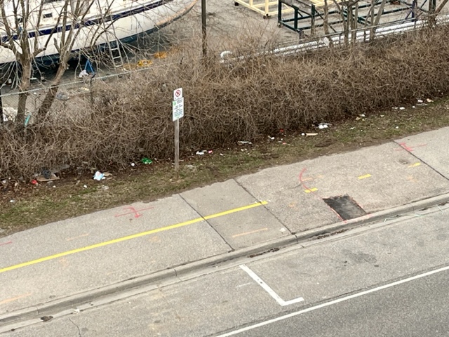 JynneLS1967's tweet image. Do you see the lack of attention going to #PortCredit's #garbageproblem? This is Port Street views from above. It's one street among many. Do you see @citymississauga @BonnieCrombie  @RudyCuzzetto #TeamRudy #MississaugaLakeshore #Mississauga what non-locals do when they visit.