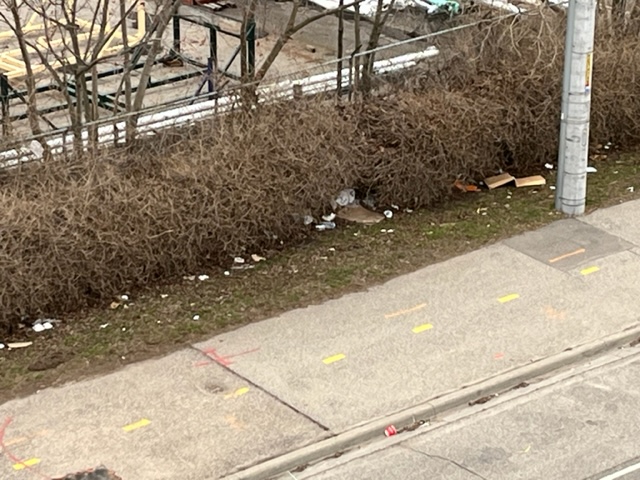 JynneLS1967's tweet image. Do you see the lack of attention going to #PortCredit's #garbageproblem? This is Port Street views from above. It's one street among many. Do you see @citymississauga @BonnieCrombie  @RudyCuzzetto #TeamRudy #MississaugaLakeshore #Mississauga what non-locals do when they visit.