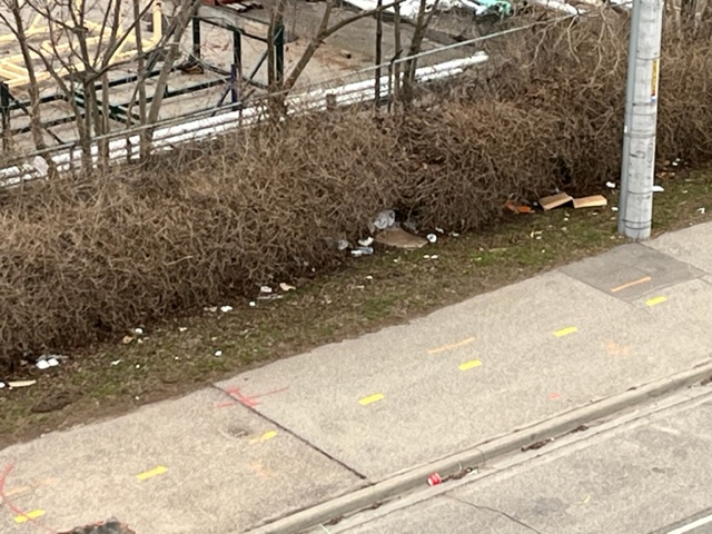 Do you see the lack of attention going to #PortCredit's #garbageproblem? This is Port Street views from above. It's one street among many. Do you see @citymississauga @BonnieCrombie  @RudyCuzzetto #TeamRudy #MississaugaLakeshore #Mississauga what non-locals do when they visit.