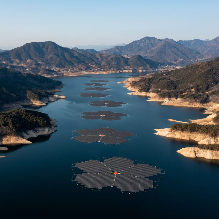 ProjectTsehigh's tweet photo. Solar panels floating on a dam in South Korea 🌼🌸 Did you know: The water cools the panels, allowing them to be 15% more efficient than solar on land! Read more here: https://t.co/iNNkHEVUzf #solarenergy #solarpanel #solar #pjt https://t.co/qoorzQXcHe