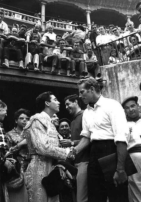 ftorodelidia's tweet photo. Un 5 abril de hace 15 años falleció Charlton Heston. 

El actor estadounidense ganó un Oscar al mejor actor con Ben-Hur. Fue uno de los grandes del cine clásico. Al visitar España no solo conoció la tauromaquia, también llegó a ponerse delante de una becerra. https://t.co/2WJWBSIXbp