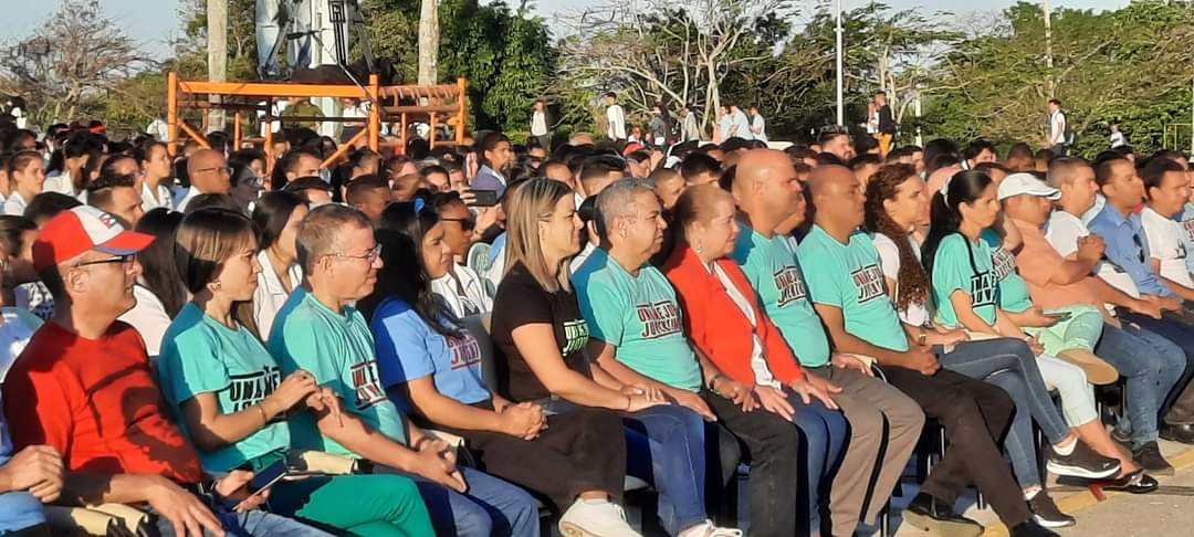 AylinAlvarezG's tweet photo. Fue hermoso el acto por nuestro cumpleaños. En la Plaza del Che vivimos otra jornada de compromiso con #Cuba. Estuvimos arropados del cariño inmenso de nuestros niños y de la juventud alegre y profunda de la que nos habló el Guerrillero Heroico. Vamos por #UnaMejorJuventud. https://t.co/wWa9T8qnNf