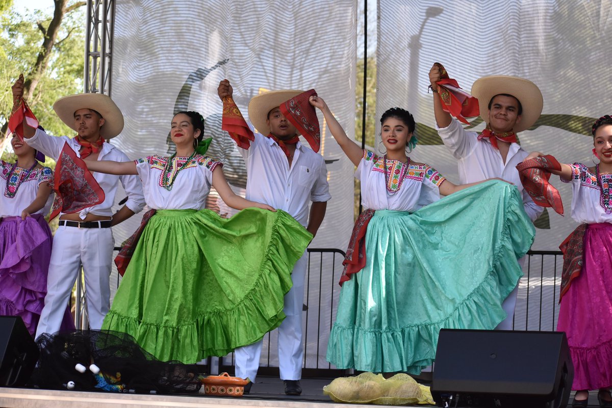ugaISL's tweet photo. We could not have had a more successful weekend!🤩 Our annual International Street Festival returned to DOWNTOWN ATHENS this past Saturday!
With a total of 14 performances, these photos highlight many of the astonishing performers and performances we had throughout the event! https://t.co/NAPOZ0BRF1