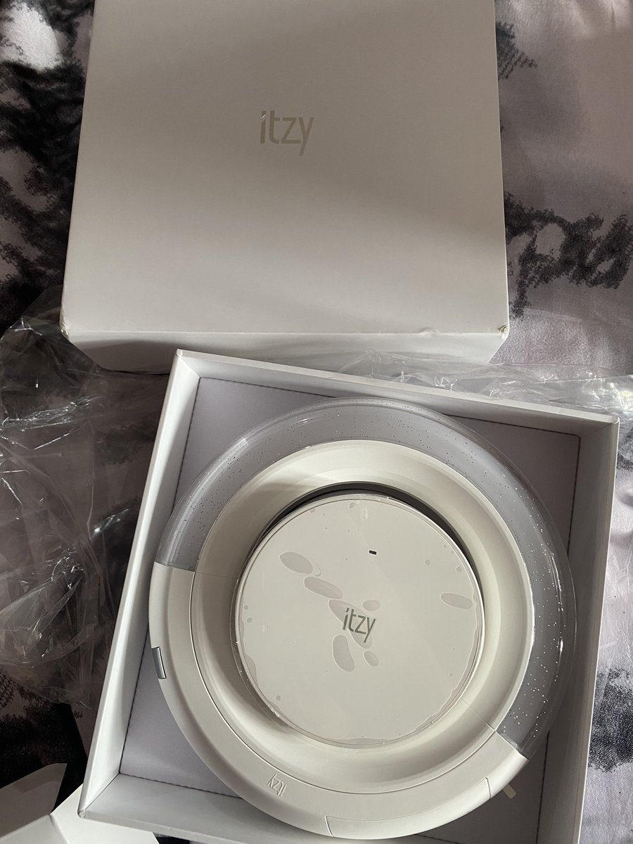RYUC4RT's tweet photo. ic wts lfb

unsealed itzy light ring 
– 1.6k ; 1.5k if PAYO
– working w complete inclu
– used during itzy con
– naputol yung inner strap sa battery area pero wala naman syang effect
– mod: sdd, ggx, jnt
– will ship out on the 8th

itzy yeji ryujin lia yuna chaeryeong light ring https://t.co/hWVyEpz5Sl
