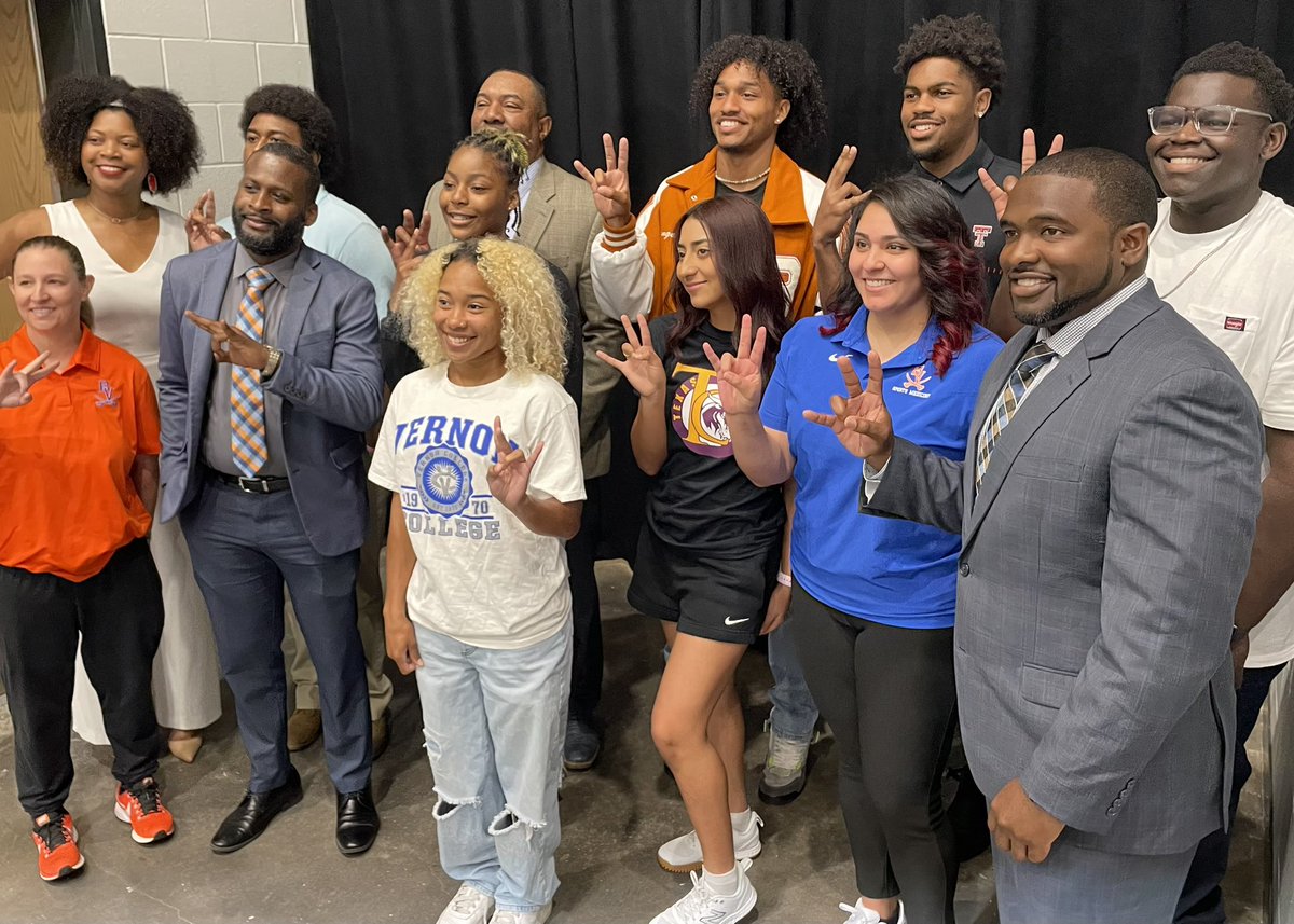 Comment below with some words of wisdom for these <a href="/JamesBowieHS/">Bowie High School</a> #ClassOf2023 student-athletes who just declared the colleges and universities they will attend in the fall. #ArlingtonISDAthletics #SigningDay #BowieVols 

🎉 Congrats athletes!