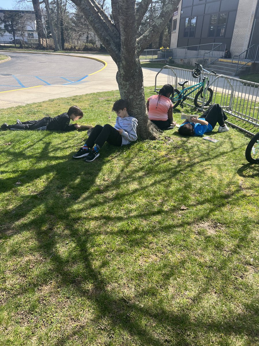 msgalloteaches's tweet photo. First outdoor reading day of the year ! Spring is coming 🌸🌷#SuccessAtCRES #IslipRising 
We miss you @cresteach201 !! https://t.co/kecHTvXwIp