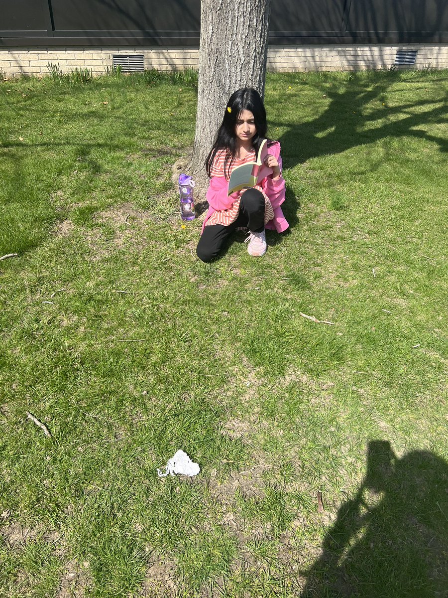msgalloteaches's tweet photo. First outdoor reading day of the year ! Spring is coming 🌸🌷#SuccessAtCRES #IslipRising 
We miss you @cresteach201 !! https://t.co/kecHTvXwIp