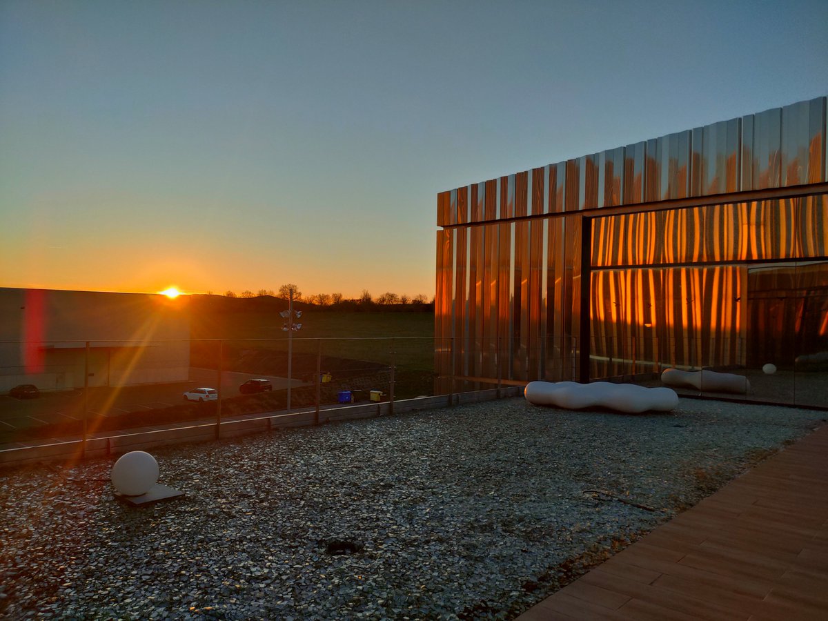 Estigg's tweet image. How wonderful the sunset is, and how the sun 'bathes' one of the @energigune_brta buildings in a golden color.
 
😍🔥🔋🥼