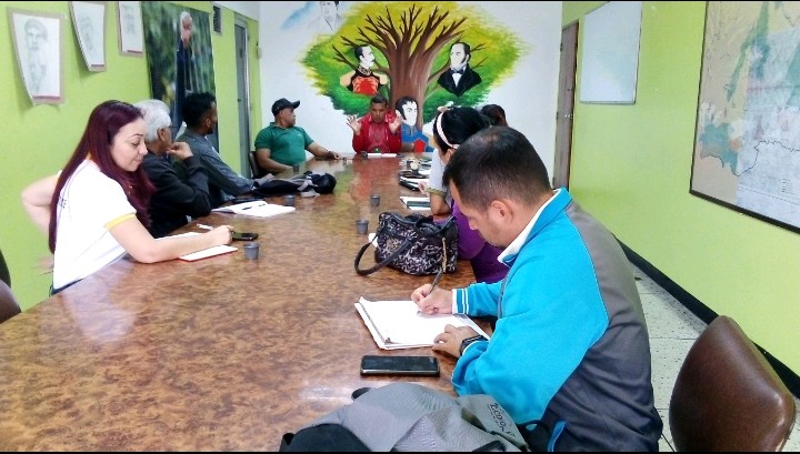 Se dio un recorrido por las instalaciones de la UTA-Táchira a estudiantes del tercer trimestre de ingeniería agroalimentaria de la Misión Sucre, para dar a conocer los objetivos, misión y visión del ministerio.
<a href="/NicolasMaduro/">Nicolás Maduro</a> 
<a href="/wcastroPSUV/">Wilmar Castro</a> 
<a href="/MinAgriculturaV/">MinAgriculturaVe</a> 
<a href="/FreddyBernal/">Freddy Bernal</a>