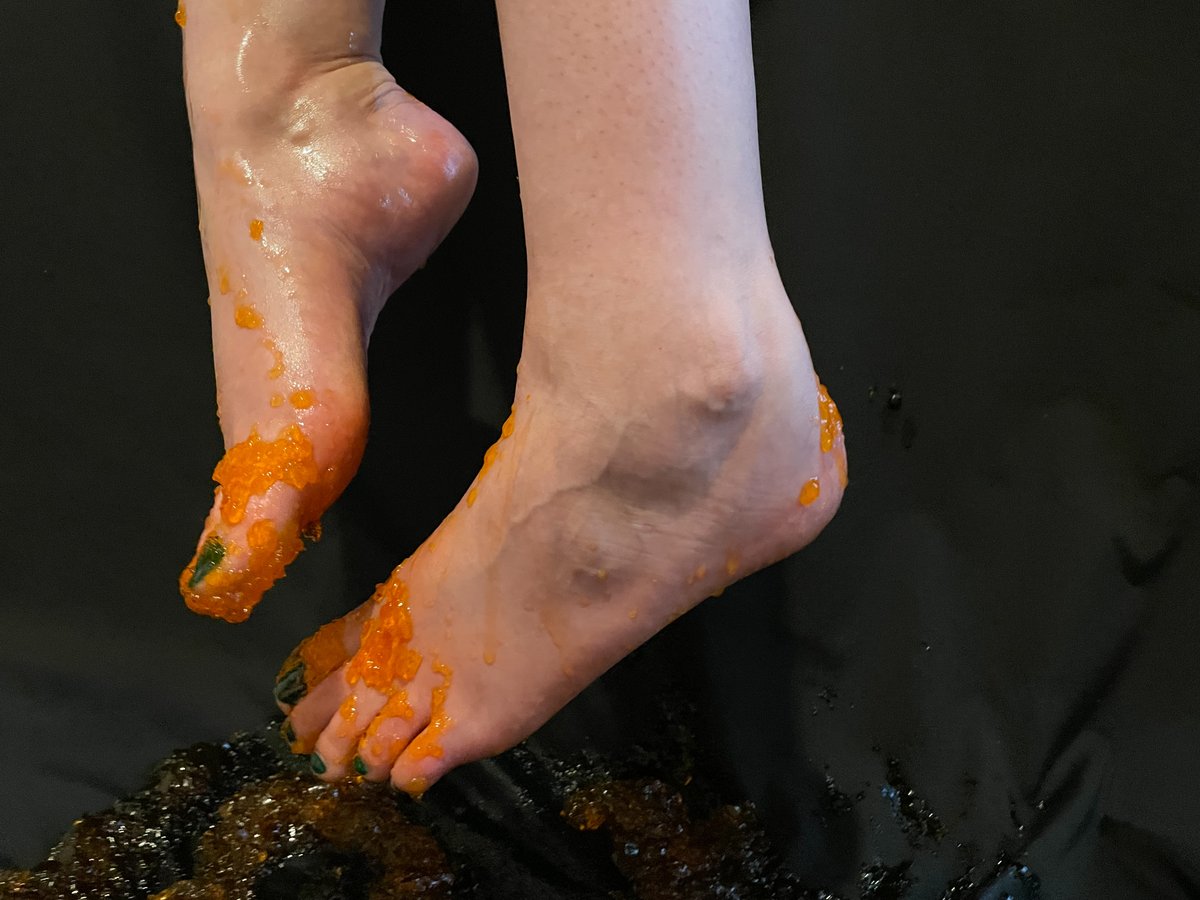 Smoketoe's tweet photo. Would you help me get cleaned up? #smoketoe #dripping #feetpics @Feetfinder @Feet_of_the_Day @rtfindom_feet #smoke #toe #dripping #feetpics https://t.co/qiCWqpSeuQ