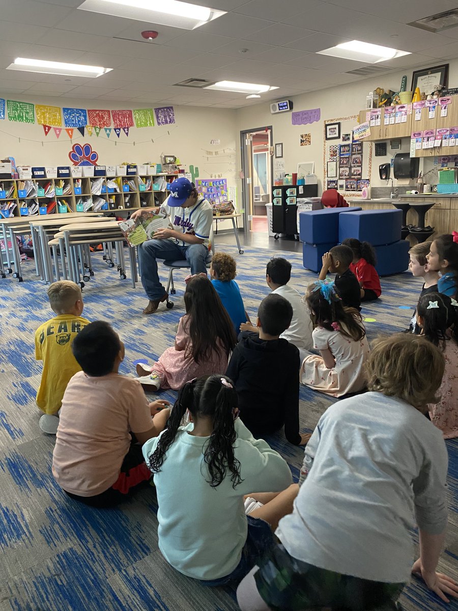 ChapelParkElem's tweet photo. Thank you, Cole, for coming in! We enjoyed hearing the stories you read and really enjoyed our interview with you! Good luck tonight! @midwaypanthers @midwayHS #cpeistheplacetobe #midwaybaseball #firstgradefiesta https://t.co/gbXsEKcNrW