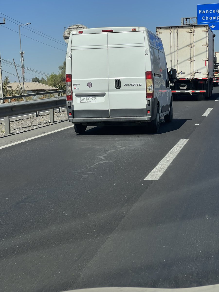 slizamac's tweet photo. Este vehículo va de norte a sur a exceso de velocidad y tirando el vehículo encima q los que vamos tranquilos en la vía altura champa 11:52 hrs cuidado @Carabdechile ruta 5 sur https://t.co/tKSgrWnhCf