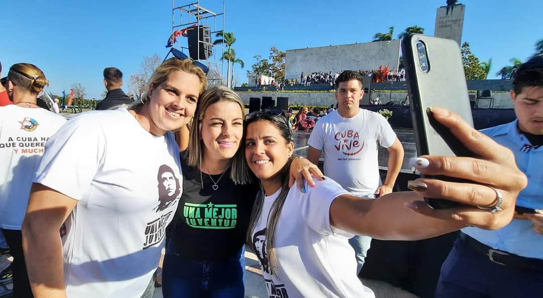 AylinAlvarezG's tweet photo. Fue hermoso el acto por nuestro cumpleaños. En la Plaza del Che vivimos otra jornada de compromiso con #Cuba. Estuvimos arropados del cariño inmenso de nuestros niños y de la juventud alegre y profunda de la que nos habló el Guerrillero Heroico. Vamos por #UnaMejorJuventud. https://t.co/wWa9T8qnNf