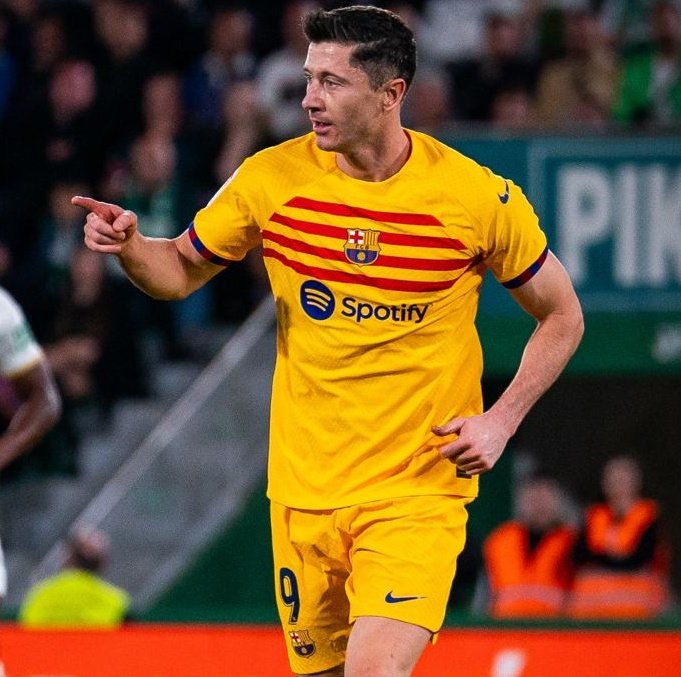 🚨 If Robert Lewandowski scores vs Real Madrid tomorrow, we will give away a FC Barcelona shirt. To ENTER:

• LIKE &amp; RETWEET this post.
• Follow <a href="/Somhiseremfcb/">Som I Serem FCB</a> &amp; <a href="/ManagingBarca/">Managing Barça</a>

Thanks to @waksport7 for shipping, winner will be announced after the match, goodluck! 🤝✅