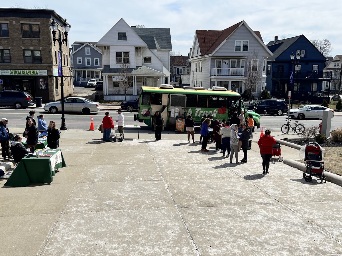 Today is a very exciting #TransportationTuesday for us at Green Streets! We are partnering with the City of Everett on our What Moves Everett Schools project! Pictured is our team in Everett on March 24th!
bit.ly/3GgyHfW