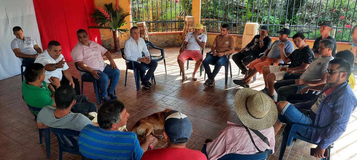 TobarJaramillo's tweet photo. Estuvimos en acompañamiento con el alcalde de nuestro municipio #Caicedonia en una reunión de mineros de subsistencia que presentan dificultades y estamos en el proceso de ofrecer soluciones para la explotación minera sostenible. https://t.co/2hT6dohmJX