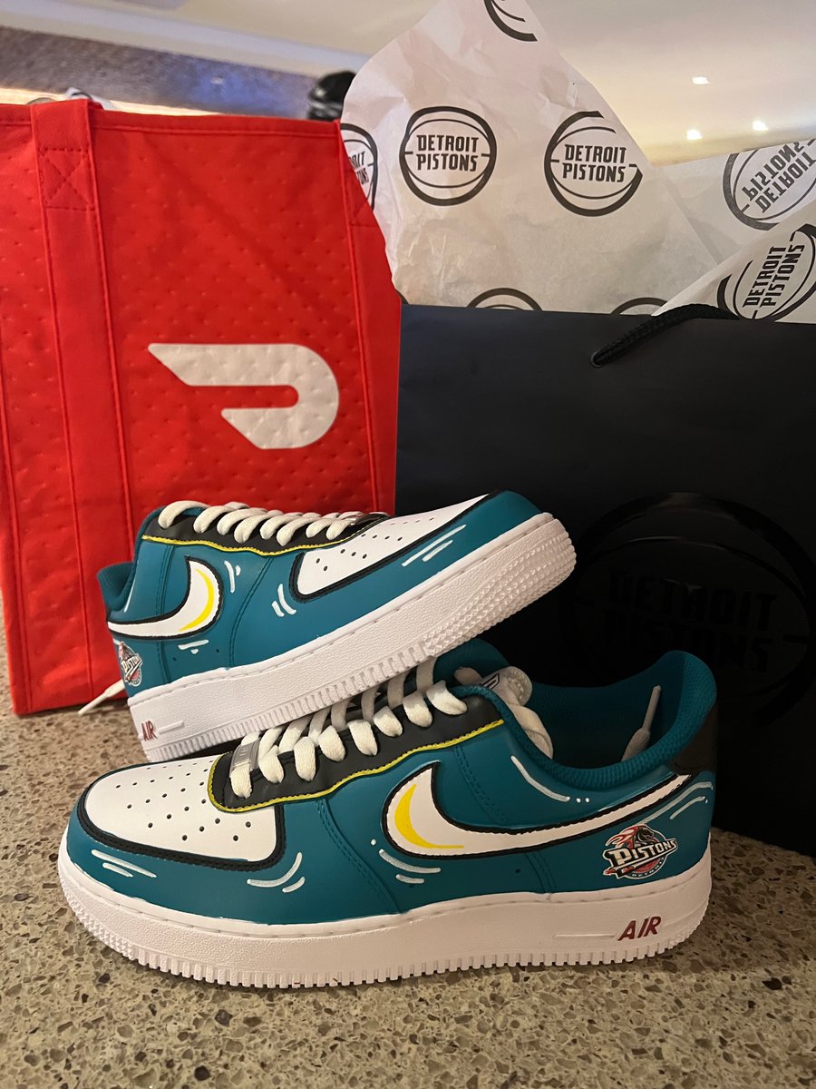 Celebrate the last 2 games wearing teal with a pair of custom teal sneakers by <a href="/Kickstradomis/">Kickstradomis</a> 👟 <a href="/DoorDash/">DoorDash</a> and the Pistons teamed up to award ONE lucky winner with a pair of size 10 sneakers.

Wanna win? Here's what to do:
👟 Follow @detroitpistons and @doordash
👟 RT this
👟