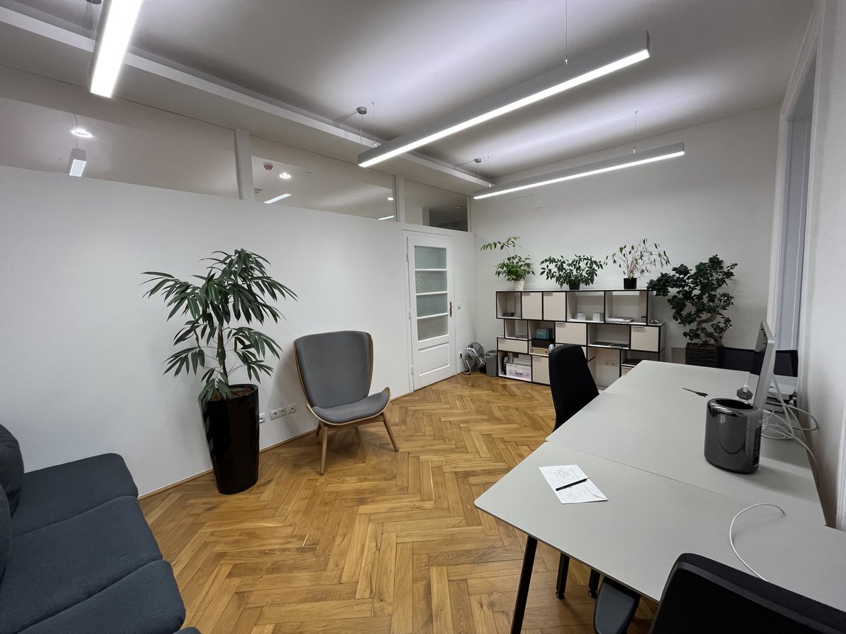 brokenrules's tweet photo. We are looking for new people to use this beautiful room in our shared office in Vienna! 
Situated right in MQ with a view on the Volkstheater!
🪟🪴🚪🏛️
You will share a small kitchen, meeting room and  internet with us, as well as lots of good times!
And you'll also have a door! https://t.co/yR5SZSFlqO