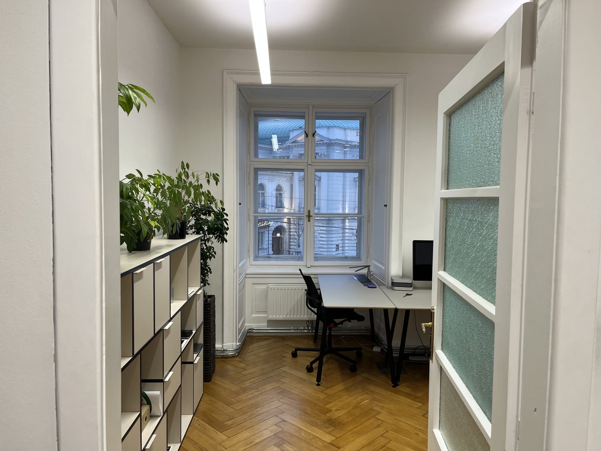 brokenrules's tweet photo. We are looking for new people to use this beautiful room in our shared office in Vienna! 
Situated right in MQ with a view on the Volkstheater!
🪟🪴🚪🏛️
You will share a small kitchen, meeting room and  internet with us, as well as lots of good times!
And you'll also have a door! https://t.co/yR5SZSFlqO