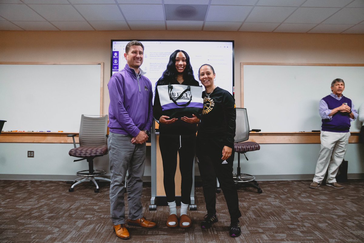 ECUWBB's tweet photo. Earlier this morning, Interim Dean of ECU’s College of Business Dr. Michael Harris visited @iamsyniaa and @jhearp_ to congratulate them &amp; the rest of the women’s basketball team for a successful 2022-23 season.

Thank you, Dr. Harris, for your time and generosity.

#Family 🏴‍☠️ https://t.co/PkEmUKthZ7