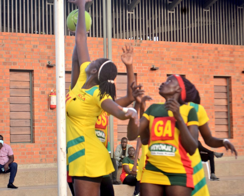 NetballUpdates1's tweet photo. #MatchDay | #TuesdayAction #Game5
HT'
Weyonje vs @KCCANetballClub
Q1: 07-11
Q2: 17-21
KCCA showing a champion's character, still in control of the game at the break!
#UNSL | #Shecranes256 | #UNF256
@NBSportUg @shecranes256 @VBugerere https://t.co/VDetthSq6C
