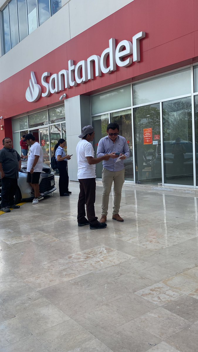 malibenitez's tweet photo. @SantanderMx aquí en la fila esperando la tarjeta de Nomina que no me pueden entregar en otra sucursal 🤷🏽‍♀️ https://t.co/vfU1Hfzp1v