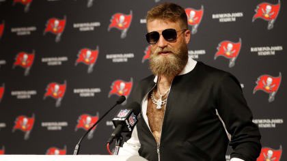 barstoolsports's tweet photo. Who’s the greatest backup QB of all time? https://t.co/OkZpgMzDap
