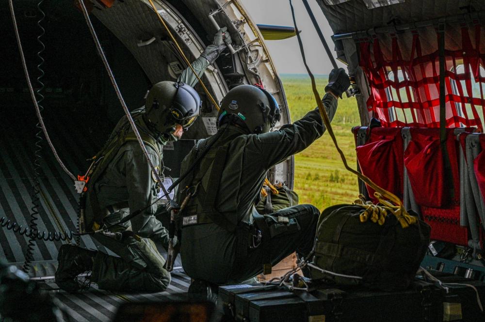 352SOW's tweet photo. We are thrilled to continue strengthening our relationship and capabilities with our Allies in Finland. 🇫🇮🇺🇸👏🏻 #WeAreNATO #StrongerTogether 

@UtinJR @FinnishAirForce https://t.co/6PMCFdk03U