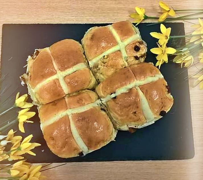 Do you remember the rhyme??

Hot Cross Buns!!
Hot Cross Buns!!
One a penny, two a penny,
Hot Cross Buns!! 🎶🎶
🐇🐥🐇🐥
