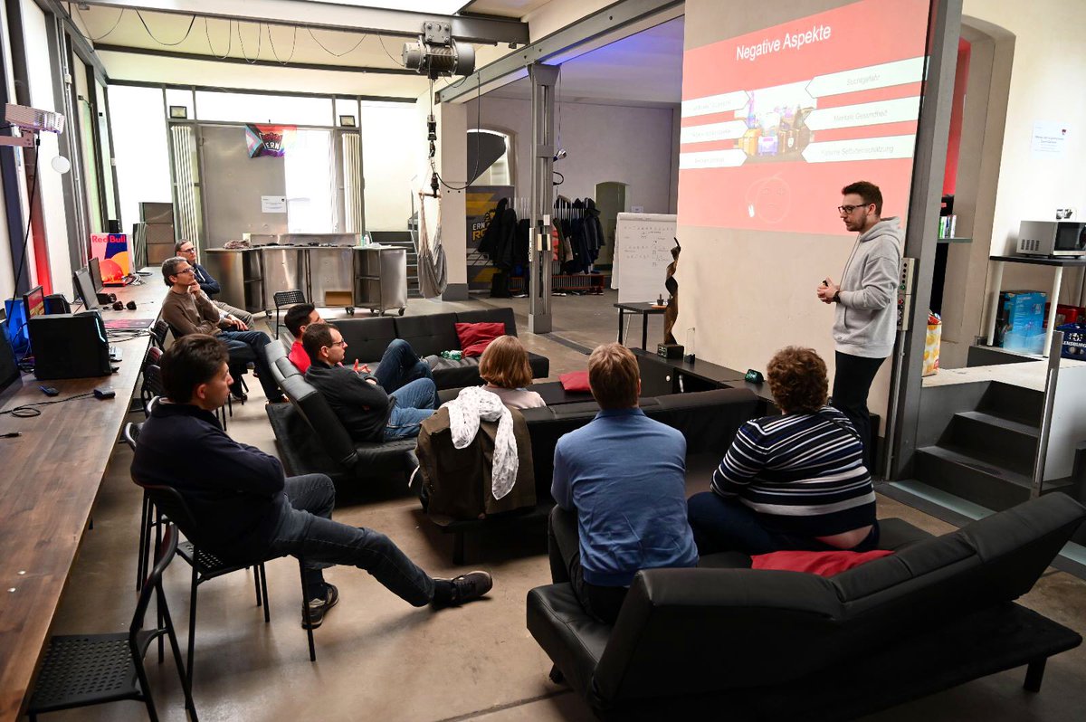 esportrn_'s tweet photo. Am Wochenende hatten wir erneut unseren SAP Open Doors Tag. In vier Gruppen à 30 Leuten, konnten die Kids wieder betreut zocken und die Eltern haben etwas über #esport erfahren und durften danach selbst mal eine Runde spielen. Danke an alle Helfer!
#ern #esports #tsvo #lokal https://t.co/o3JCr1Mrf6