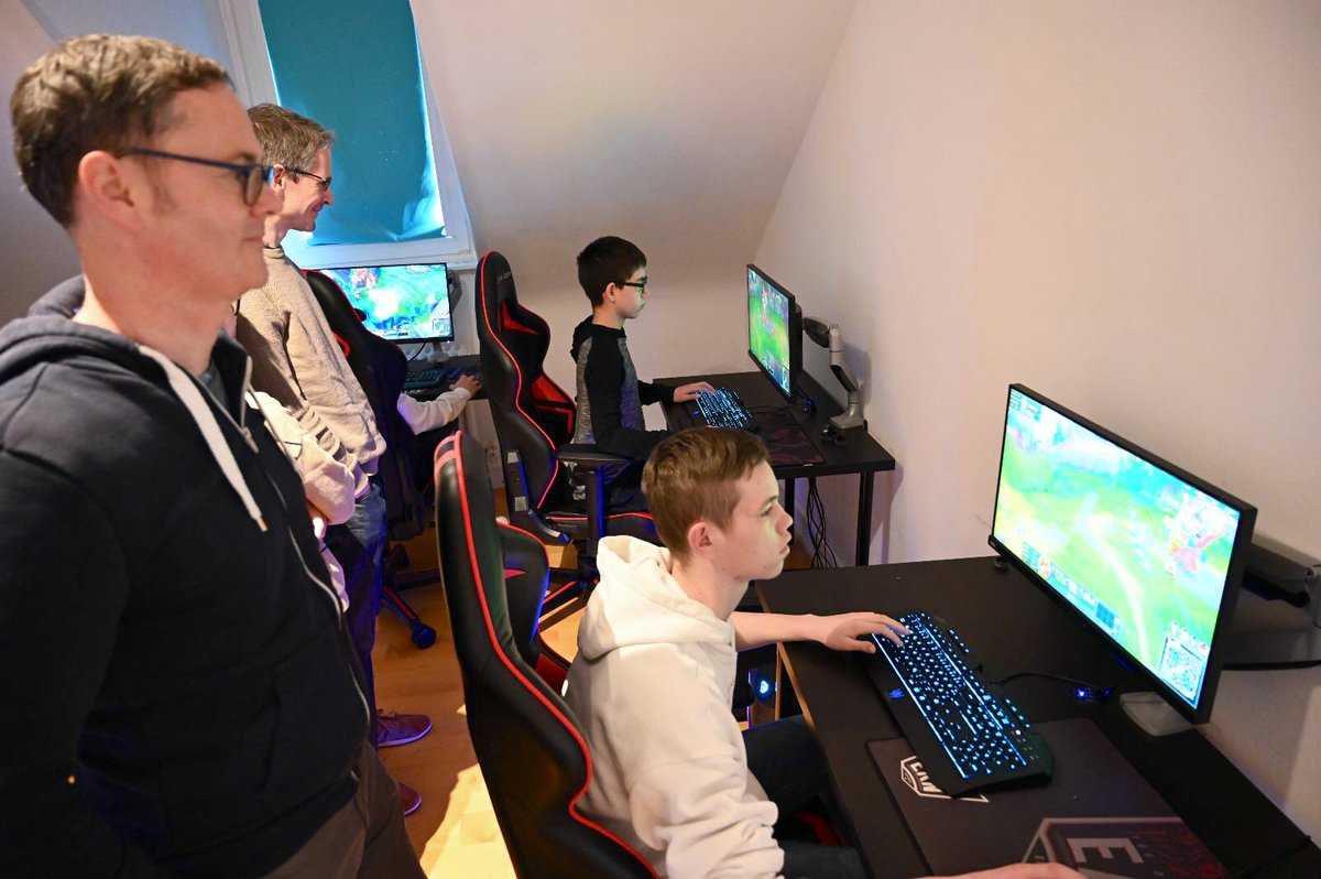 esportrn_'s tweet photo. Am Wochenende hatten wir erneut unseren SAP Open Doors Tag. In vier Gruppen à 30 Leuten, konnten die Kids wieder betreut zocken und die Eltern haben etwas über #esport erfahren und durften danach selbst mal eine Runde spielen. Danke an alle Helfer!
#ern #esports #tsvo #lokal https://t.co/o3JCr1Mrf6